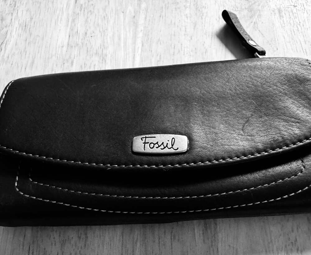 Fossil Black Leather Organizer Clutch Wallet – Zip Pocket & Card Slots